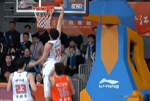 齐麟单手劈扣很关键，拿下25分扛起球队




齐麟难得高效表现，面对福建男篮，
