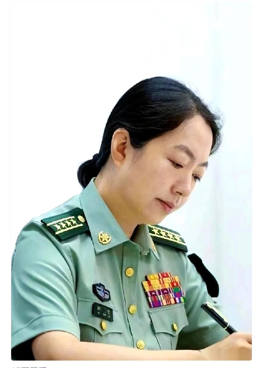 刷到一张照片，一位女大校。
第一眼看肩章，两杠四星，已经很顶了。结果视线往下挪，