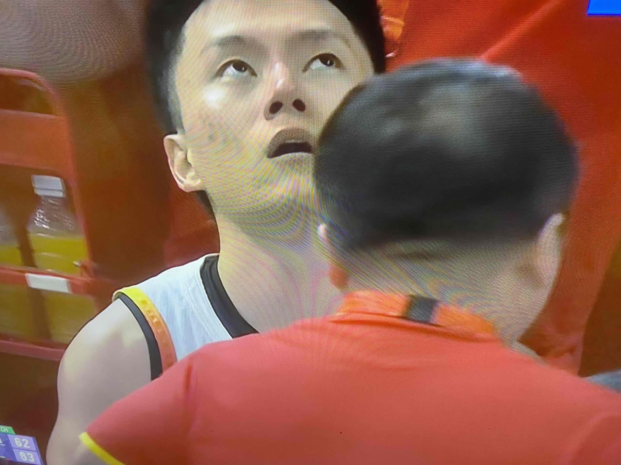 铜牌也丢了——男篮全场只有2个战术！
1、15挡拆，2、外线弧顶假掩护各种传。除