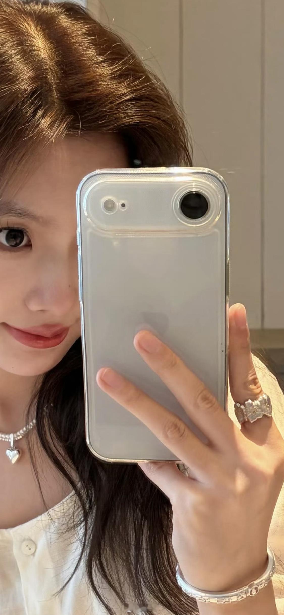 难得刷到一个好看的小姐姐在用iPhone Air！ 