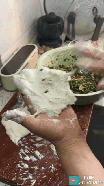暖心又好笑！妻子想做馅饼犒劳丈夫，成品惨不忍睹惹老公摇头
 
独自居家闲暇之余，