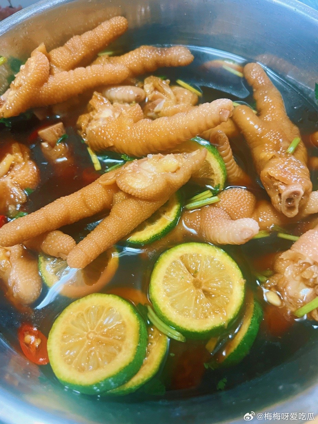 今晚制作了柠檬鸡爪，就忍不住吃了几个，好吃，明天卤味了更好吃！我把做法发出来鸡爪