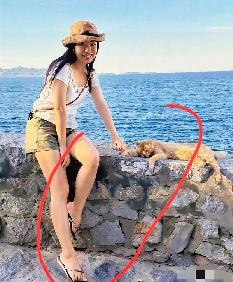 远离网红打卡的喧嚣！蒋方舟这张爱琴海海边照片氛围感满满。

小岛距离雅典比雷埃夫