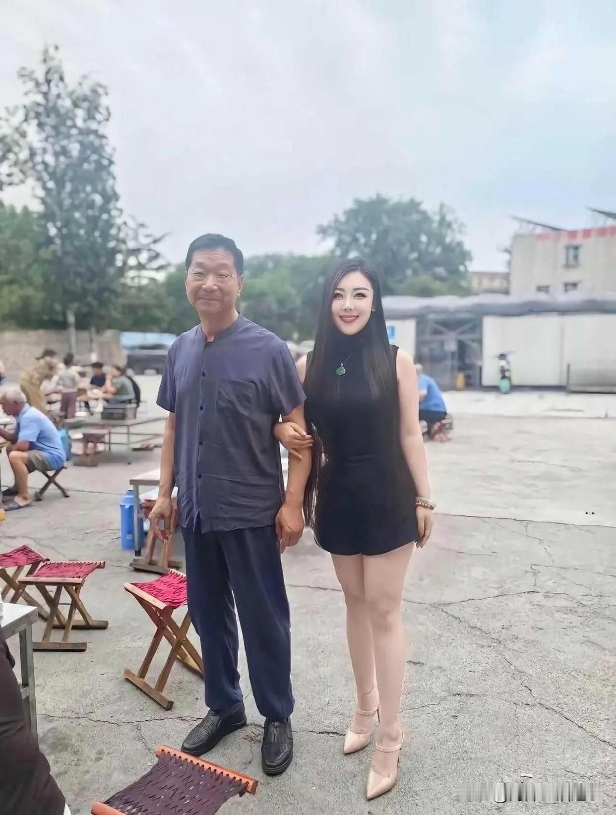 不知道的人，估计还会以为他是哪个演员吧！[捂脸]