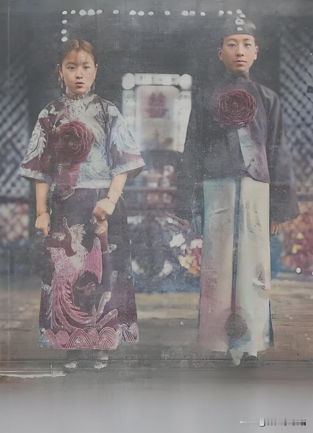 这是张学良妹妹和张勋儿子的结婚照，天津鼎章照相馆拍的。那会儿军阀混战，张作霖、张