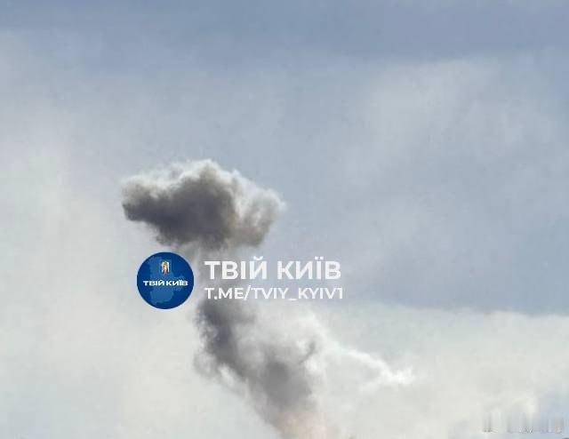 基辅发生“一系列爆炸”。

乌克兰社交媒体发布了遭袭地点冒烟的画面。据称无人机袭