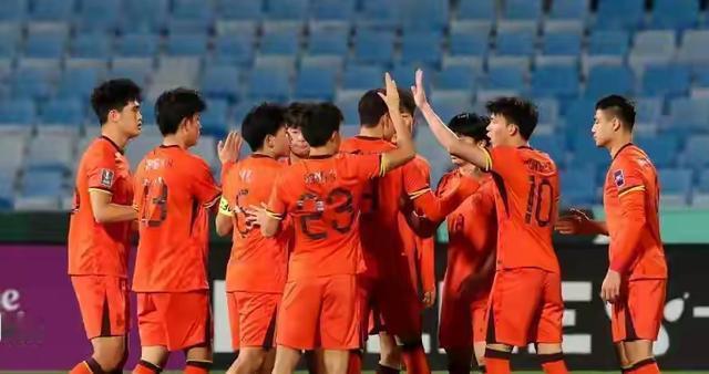 U23赛前又传“利好”？国足还是要坚守防守反击！1、泰国队首轮染红的冯艾克詹森、