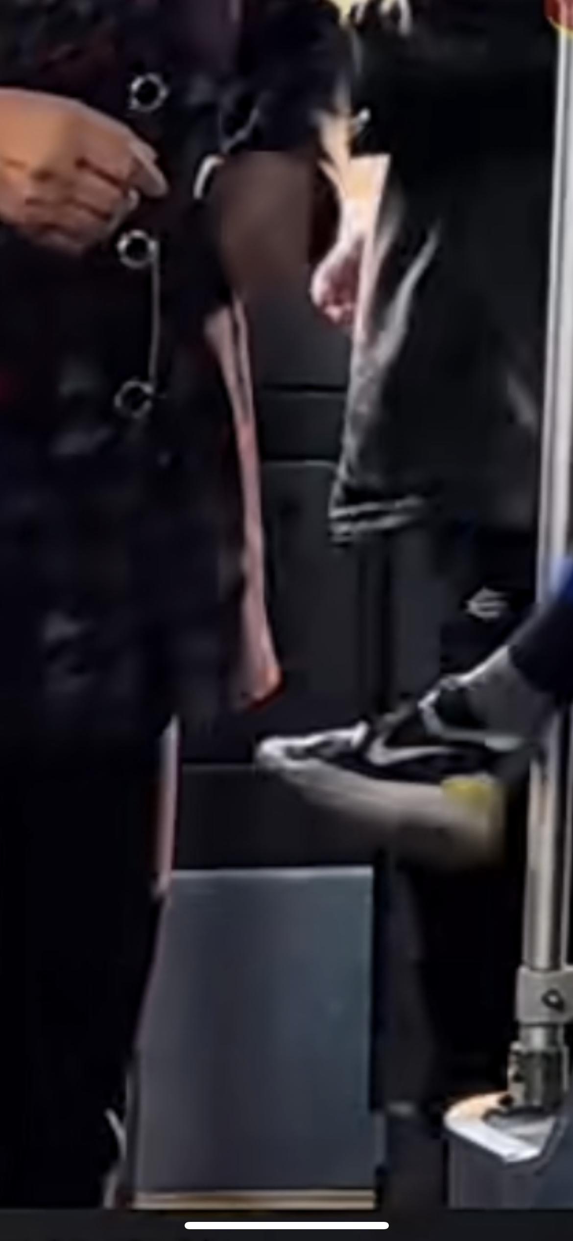 10月29日浙江萧山，浙江萧山一老人坐公交车用鞋子蹭每一位上车乘客，网友：以为是