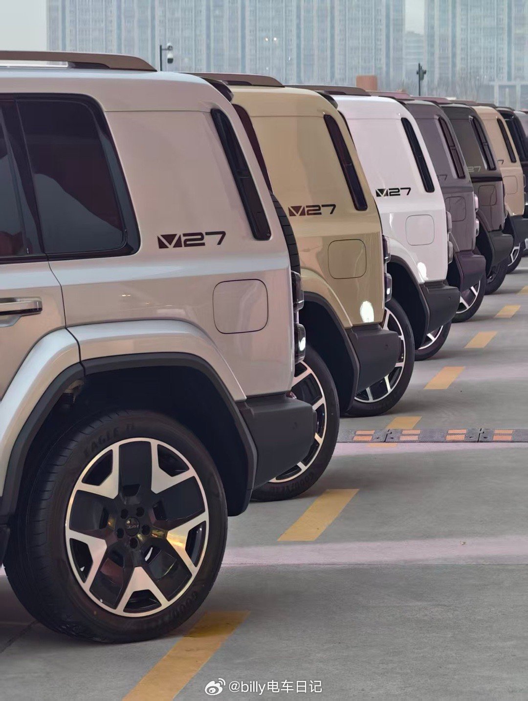 iCAR V27这款车我觉得预热蛮久了，第一次看到实车是去年广州车展上，展台上摆