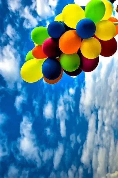 “人怎么可以这么聪明！”广东佛山，超强台风桦加沙来临，男子却在阳台上打了10多个