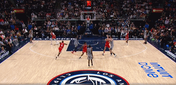 卡斯尔的弹跳真的是逆天，
每场必有一个逆天扣篮！
看看这个球，卡斯尔高速突入油漆