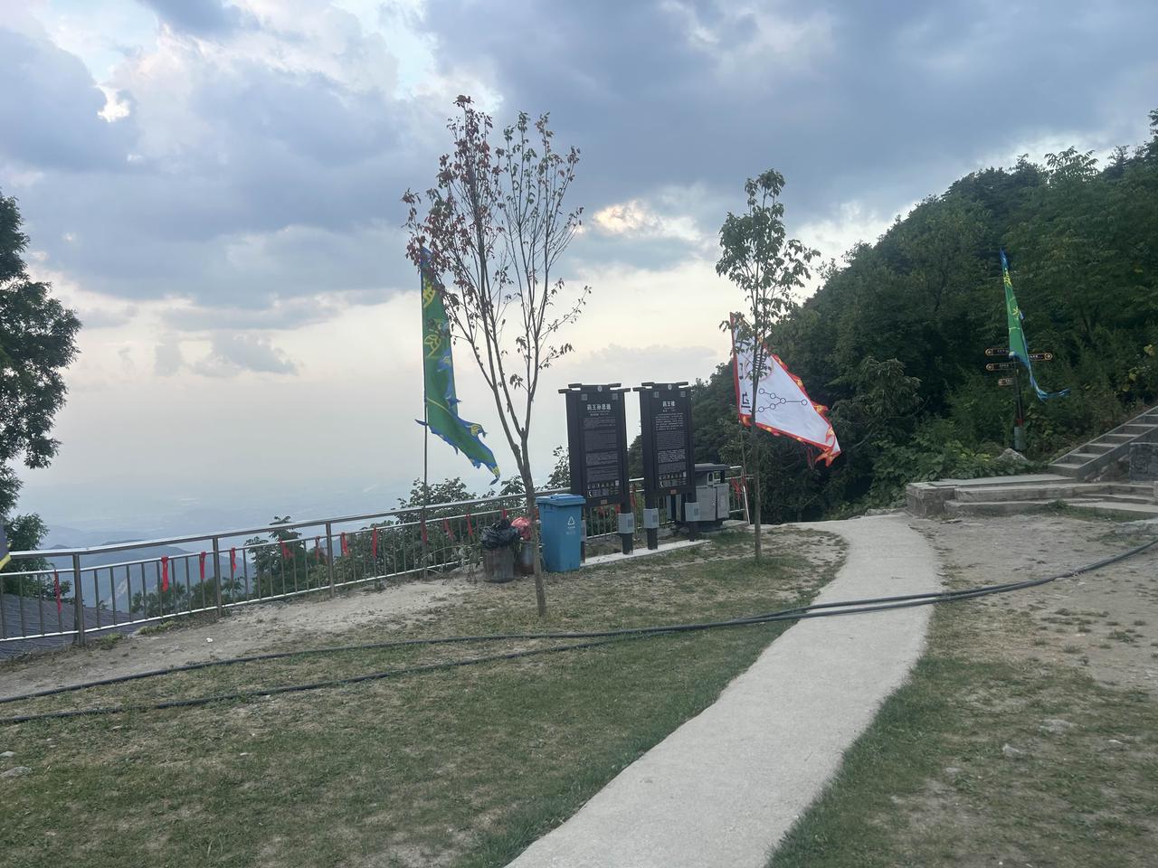 天台山跟道长下棋论道，深有感悟：自身的浊气被香火阻断，身心畅快。
人都有一股气，