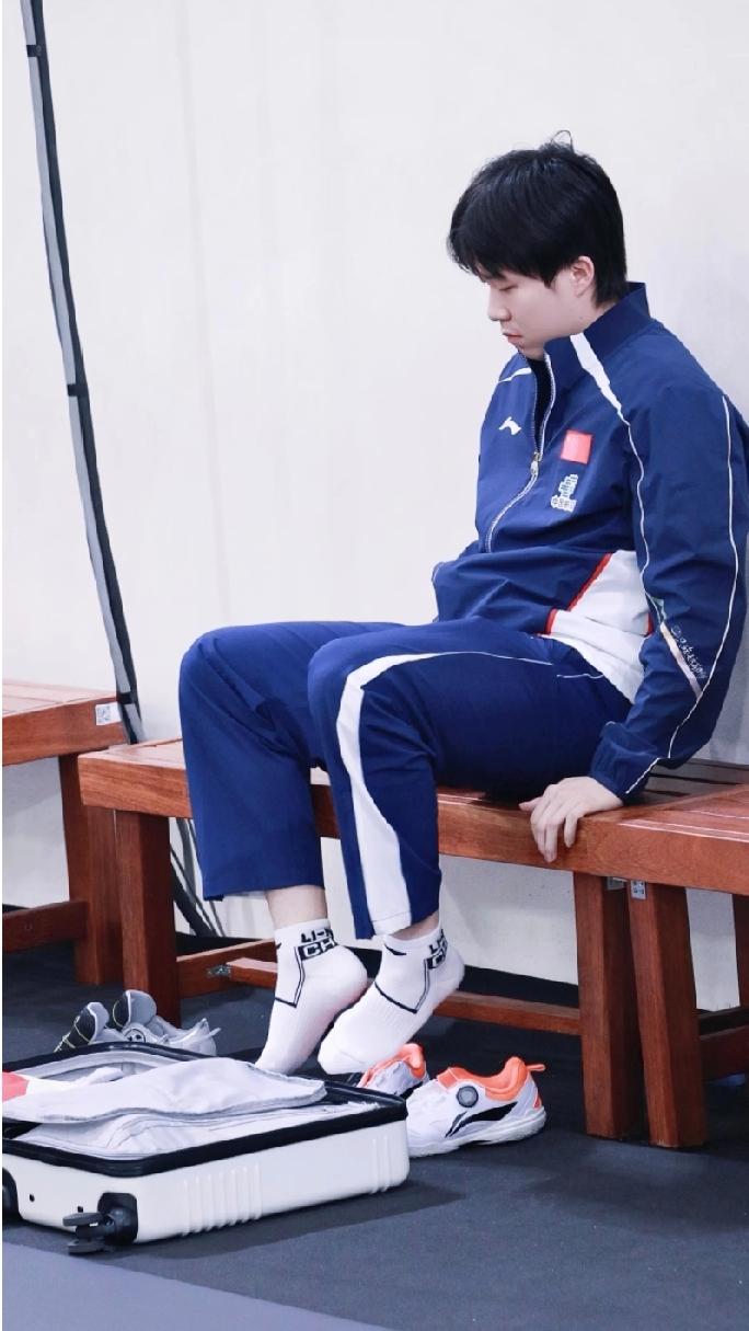 谁懂啊！赛场上的“杀神”，场下是会自己乖乖换鞋的宝宝👶
 
谁能想到，在赛场上