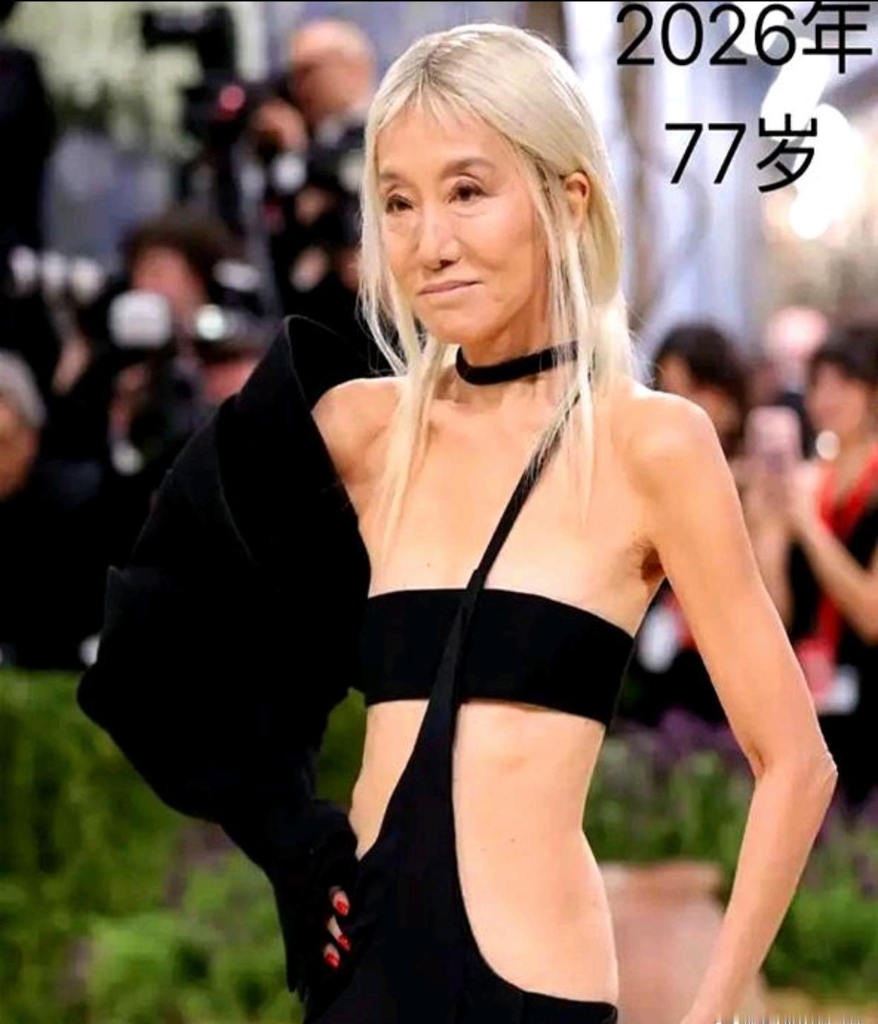77岁身价40亿的王薇薇偏爱在床上办公，这其实是她几十年的习惯。她的人生从不被年