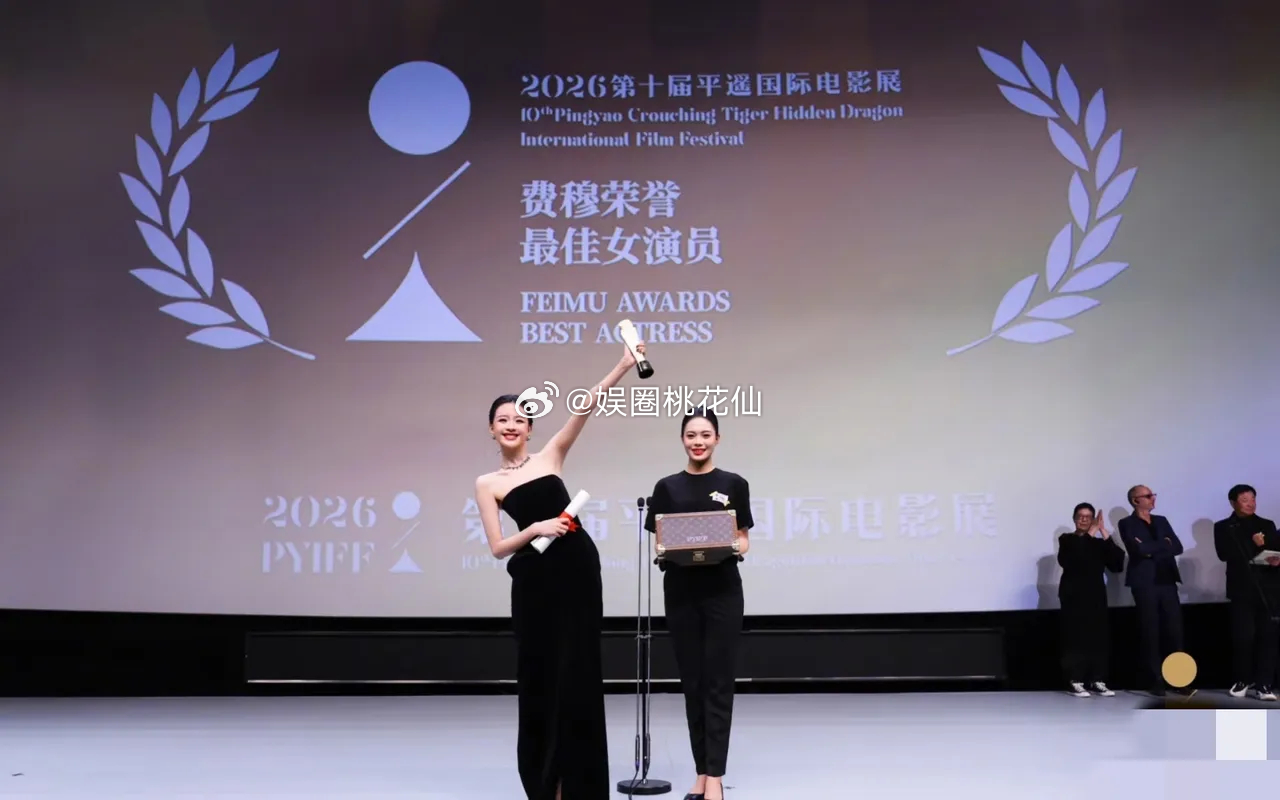 谁懂呀？董子健看孙怡获奖的眼神里，藏着成年人对感情的最高级体面！ ​​​