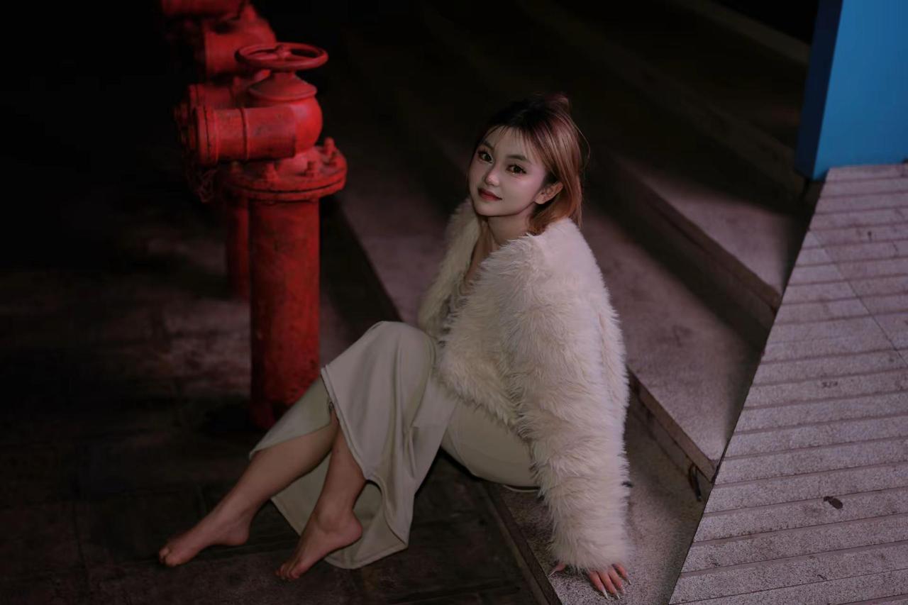 红色消防栓与蓝色墙壁的冷暖对比。阶梯和斜坡的几何形状交叉碰撞中心的亮度与周围的黑