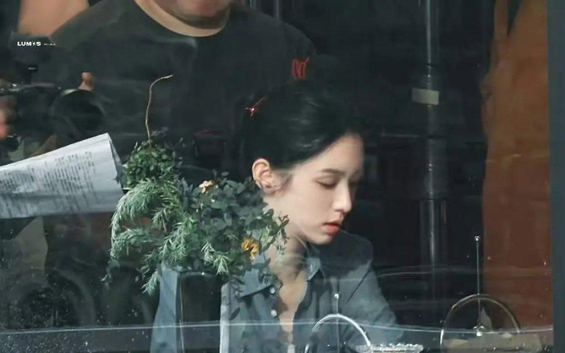 周也路透稍微清晰版本来咯，大家觉得她瘦了吗？下颌线有吗？ 