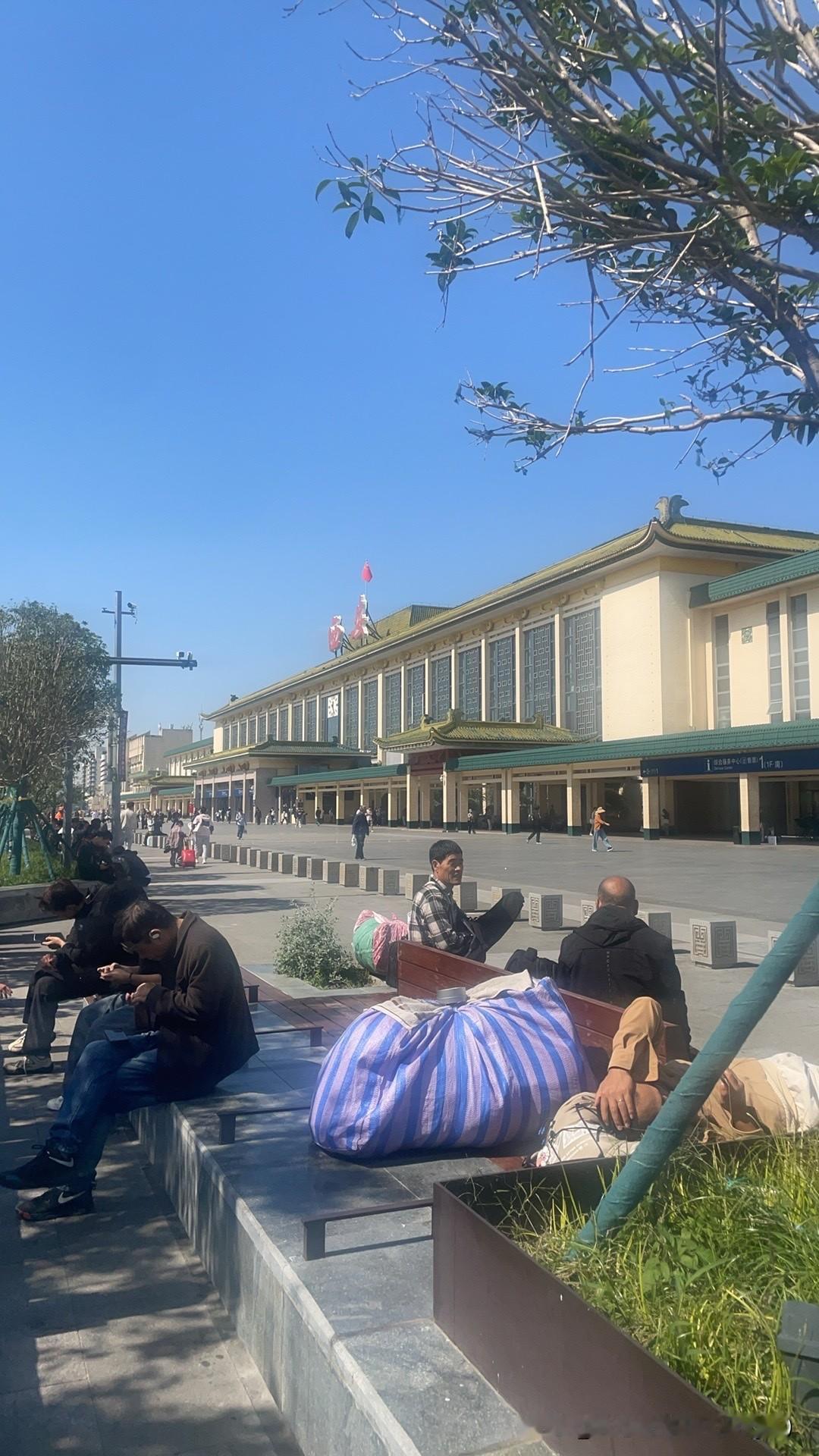 昨天和朋友一起走了大概25公里！
昨天中午和朋友在西安火车站一起徒步到咸阳古渡廊