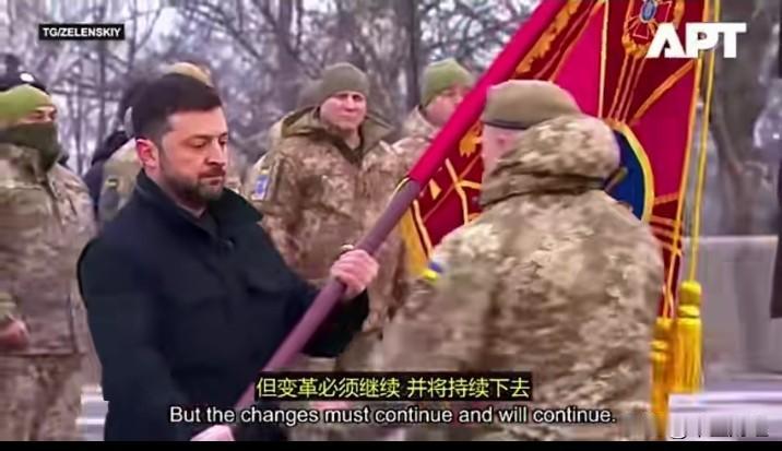 【巾帼不让须眉】近日，乌克兰总统泽连斯基给将士们发放奖章和奖励。其中，两名年轻的