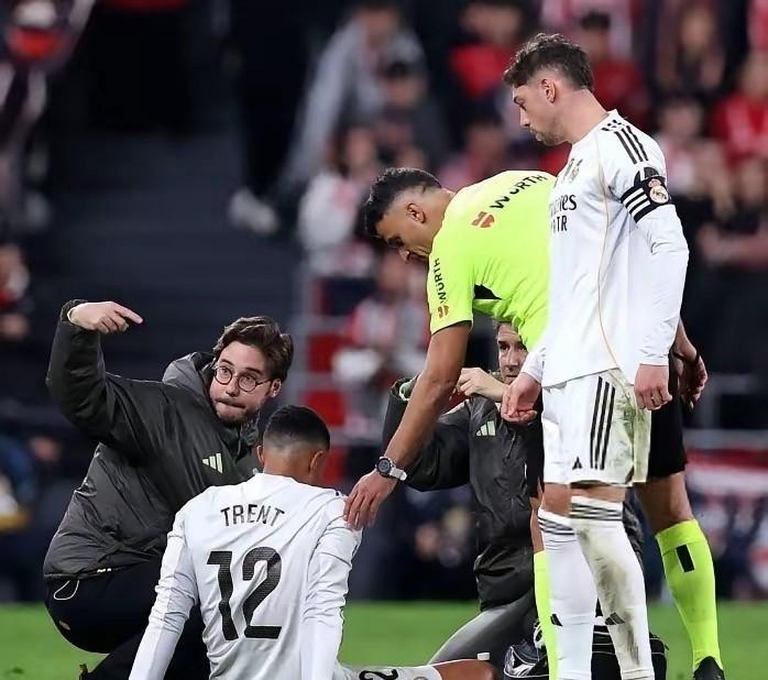 右边路快没人了。
卡瓦哈尔又伤了。
新来的阿诺德比玻璃还脆。
看球这么多年，头一