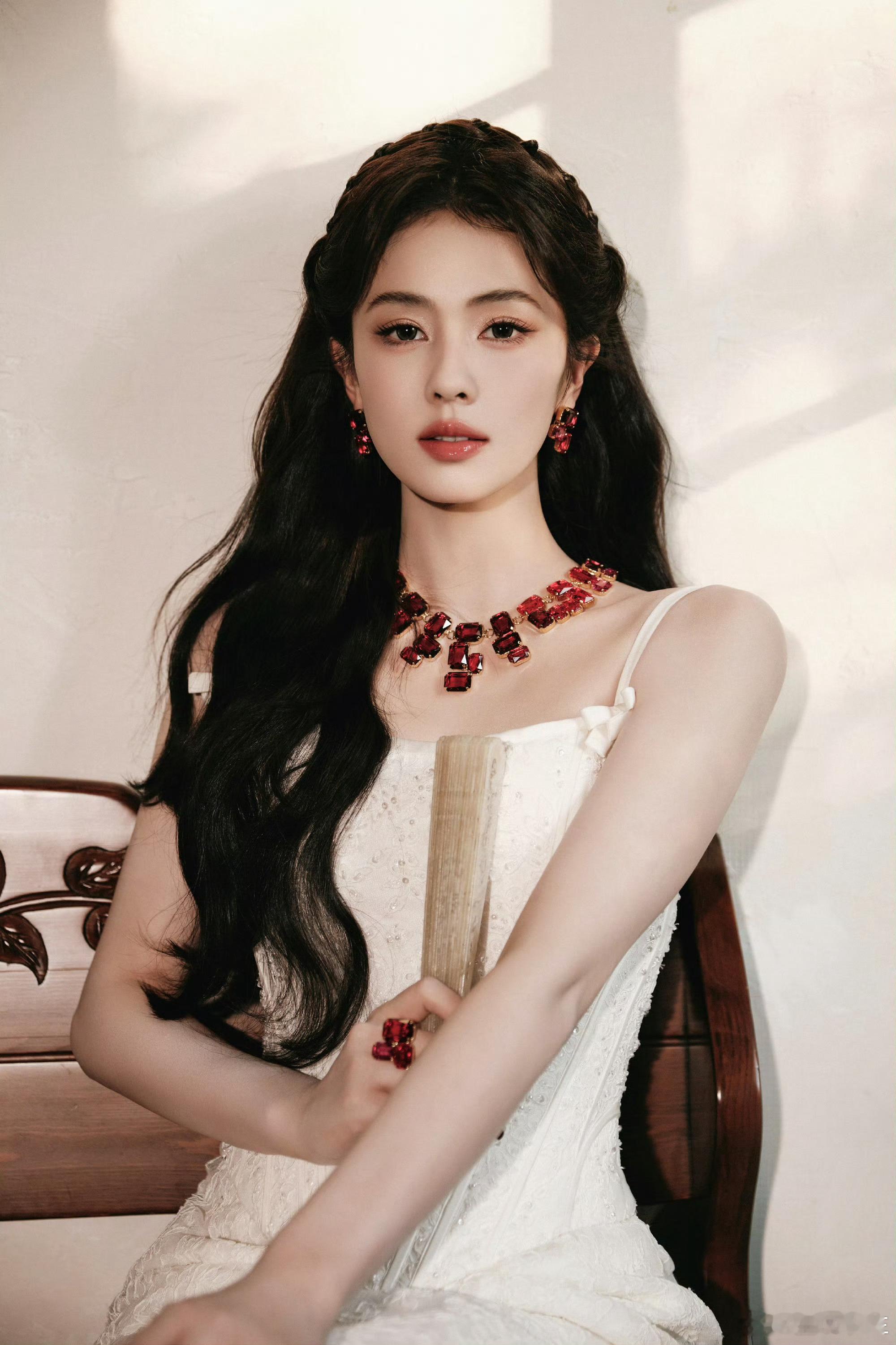 白鹿修图师好自然啊，这是实力和美貌的双重结合！修图师凭借着自己的技艺站上了热搜！