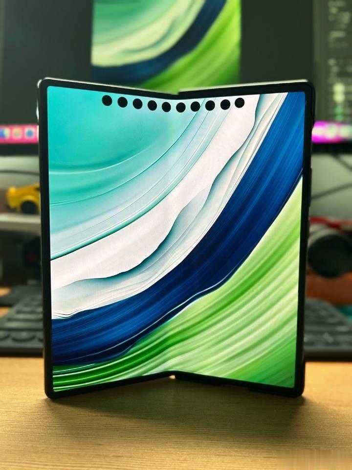 网传华为Mate X3 Pro升级版的渲染图[奸笑]会在9月份发布会上发布，这设