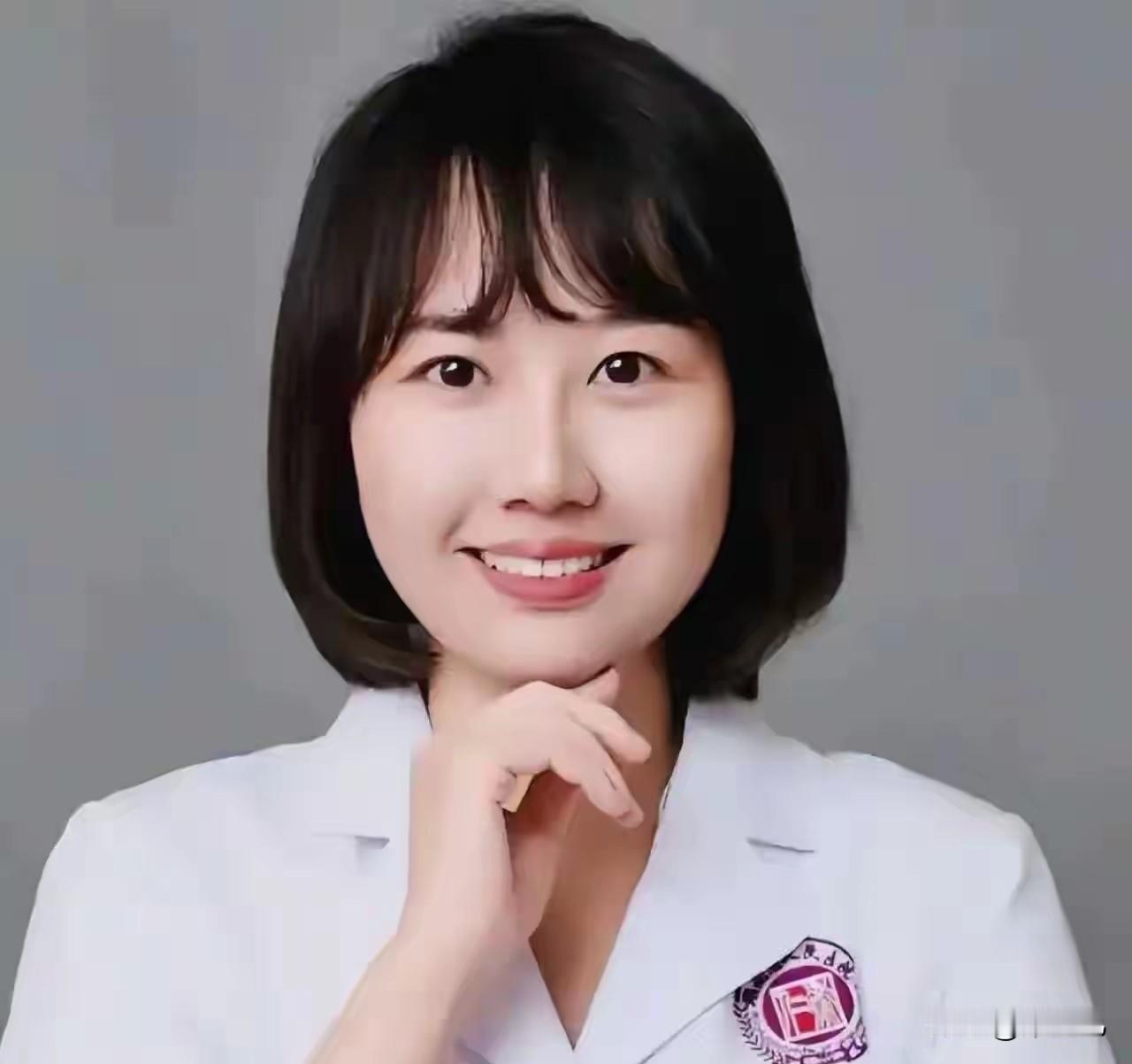 曾医生被网暴了许久，
兜兜转转重回岗位坐诊。
副院长好似一点儿也没受到什么影响。