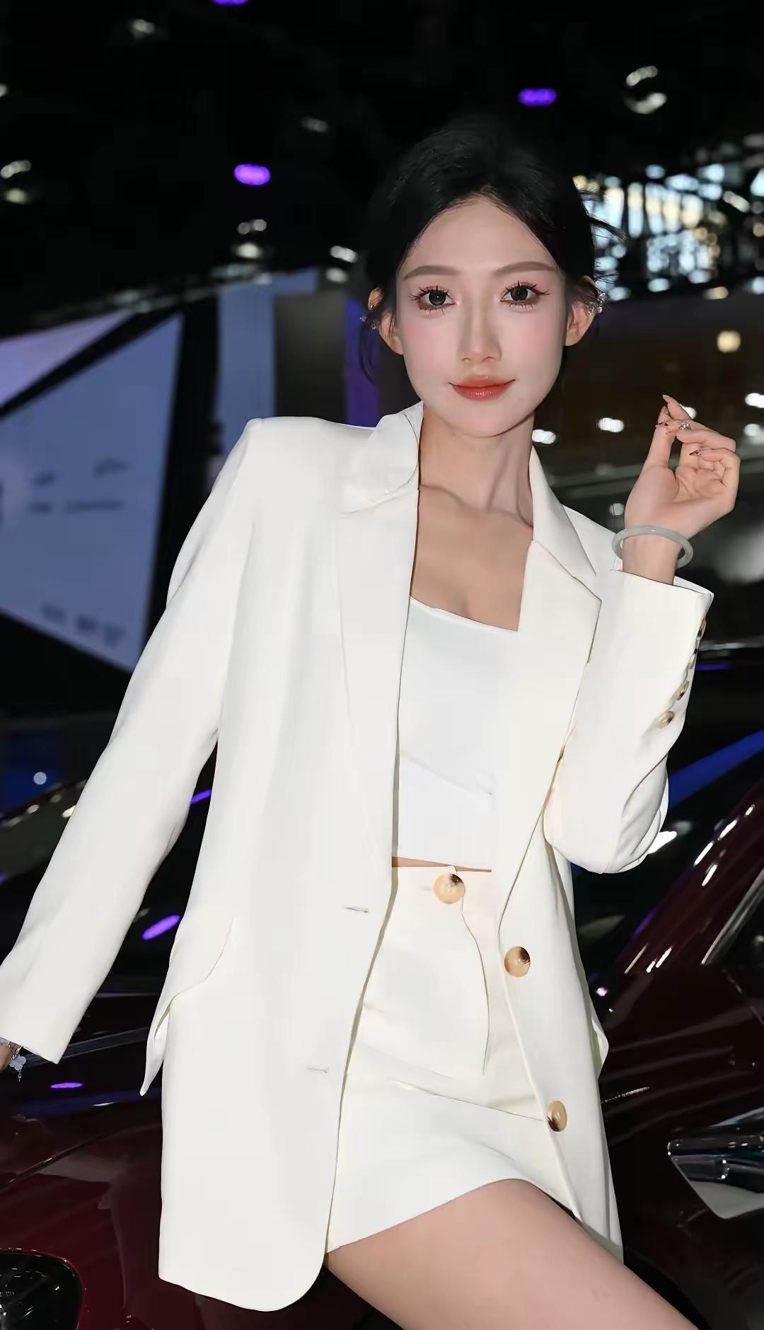 车模大瑞瑞最近可是在车圈小有名气。她凭借着高挑的身材和出众的颜值，在各大车展上都