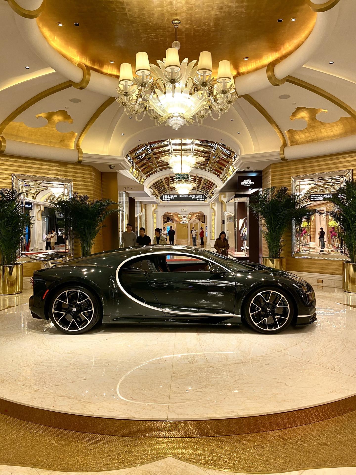 在众多of下 布加迪chiron显得那么朴素 但W16的肥龙气场稳如泰...