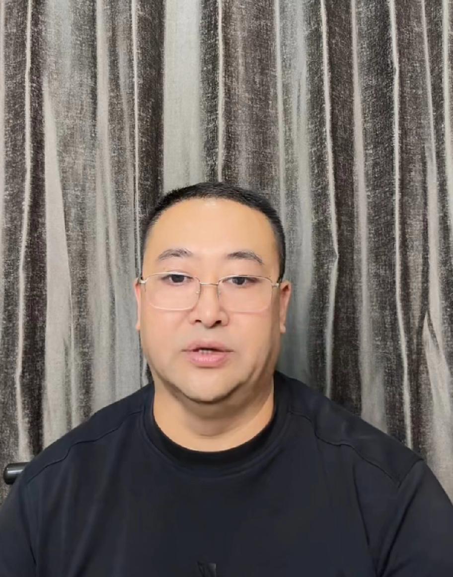 今天刷到老杨直播了，虽然他口口声声说是在说自己，反复提醒自己，要谨言慎行。但我还