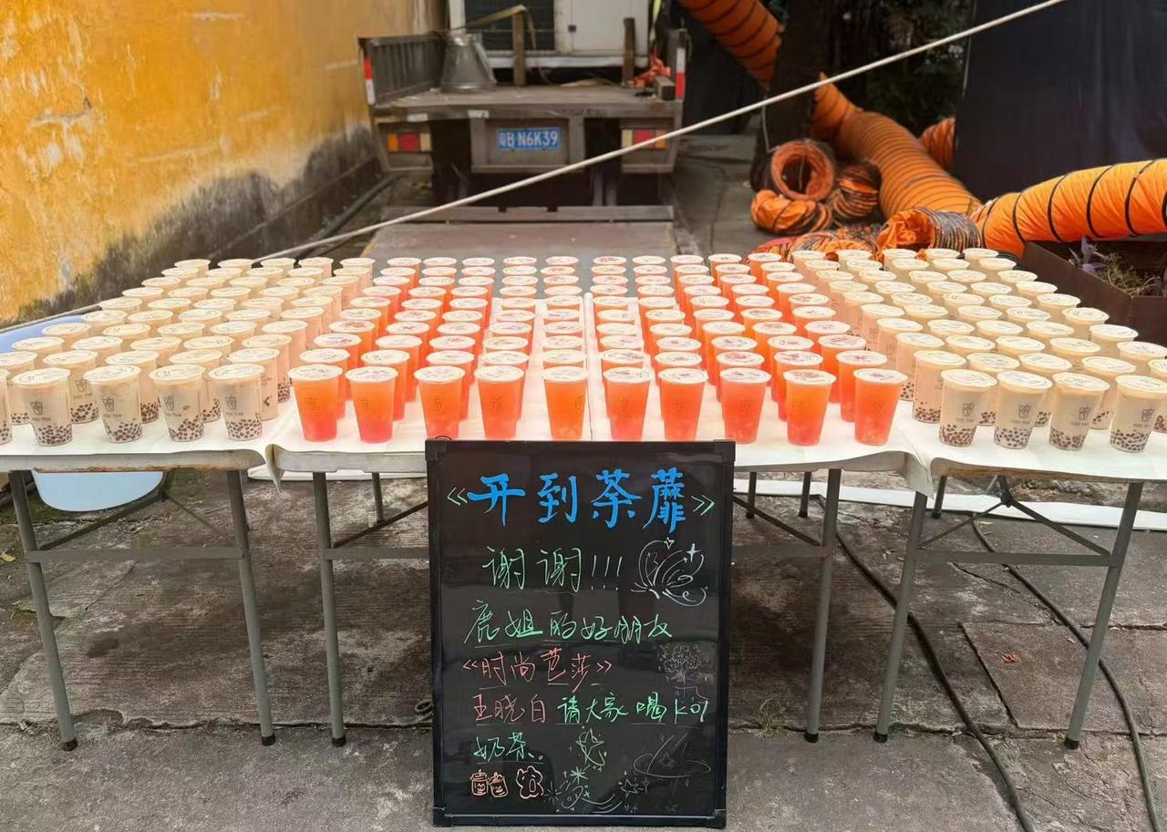 人缘好好啊鹿儿～ ​​​