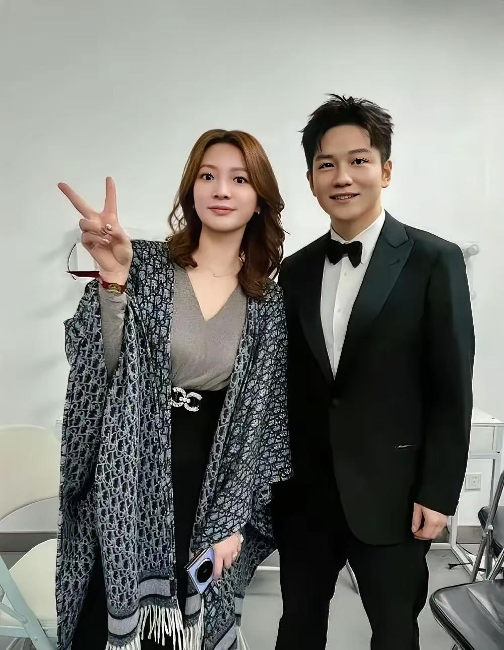 两位巴黎奥运会冠军盛装同框：
樊振东西装笔挺，发型拉风，眉若墨画，目若朗星，气质