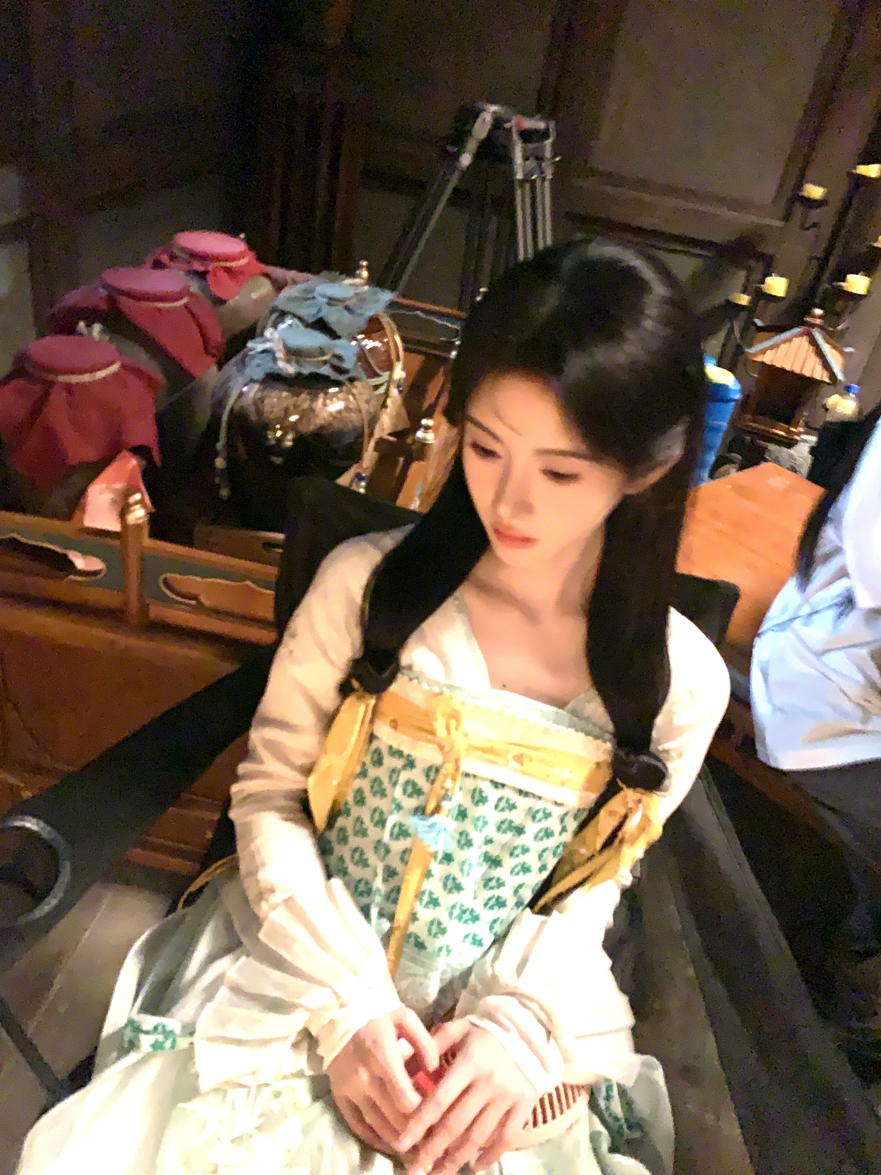 鞠婧祎掌上珠笼中狐鞠婧祎  在复制粘贴的时代，你是手写的诗