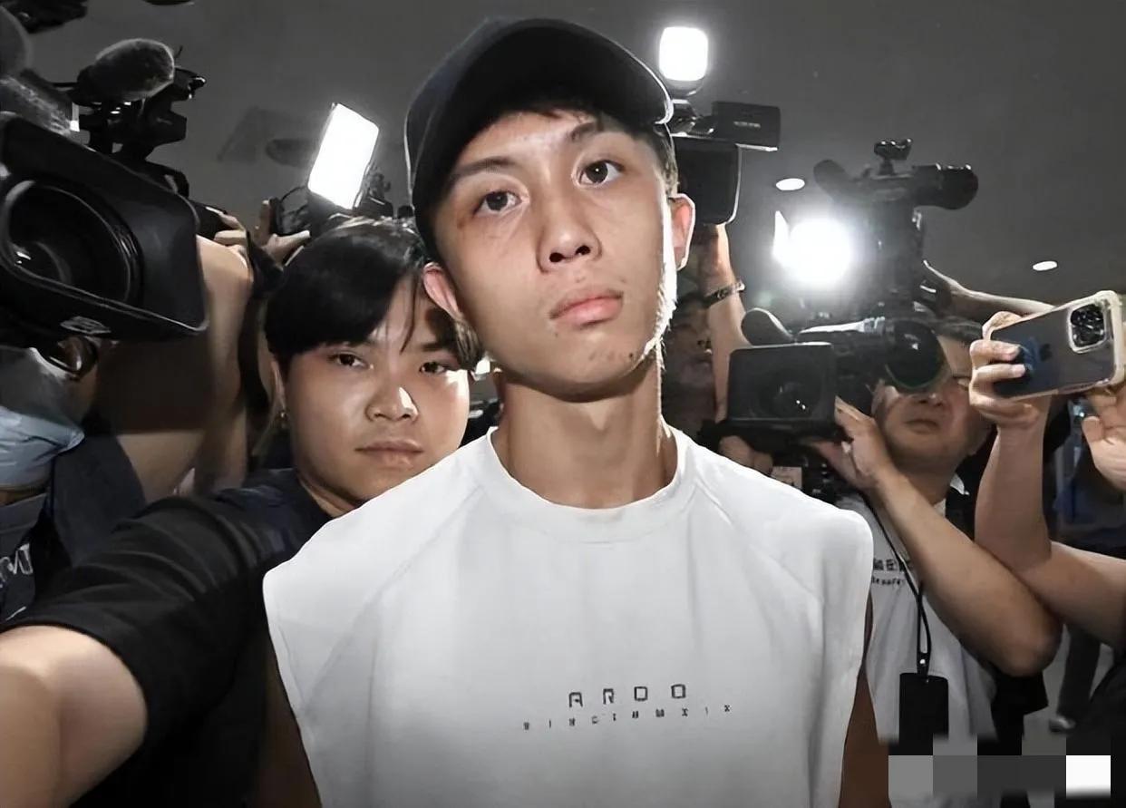 #孙安佐# 终于有人治孙安佐了，他录节目掐导师脖子，被对方反手甩巴掌打懵
在这个
