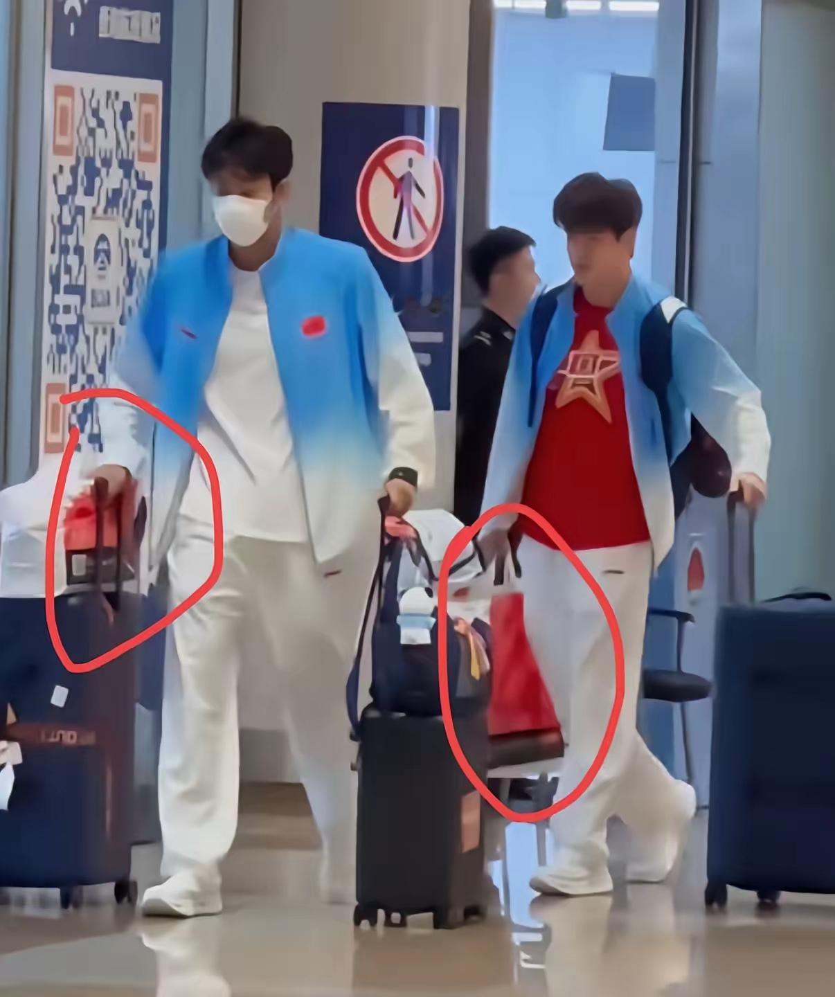 张展硕和潘展乐真是小孩心性，他俩比完赛回国的机场，我发现他们带的最多的不是金牌，