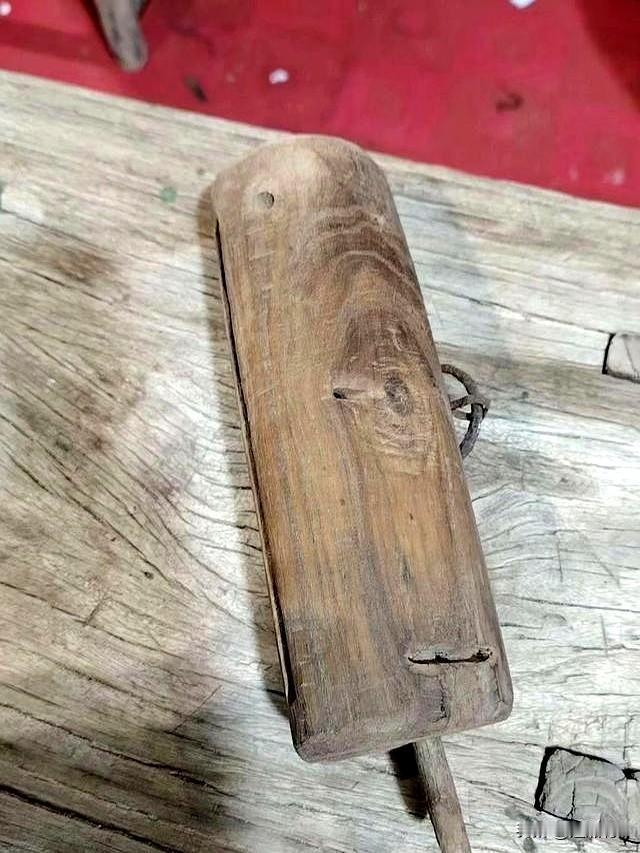 真不知道这是什么东西，老家里翻出来的老物件，通体实木带着岁月木纹，侧边铁环、木栓