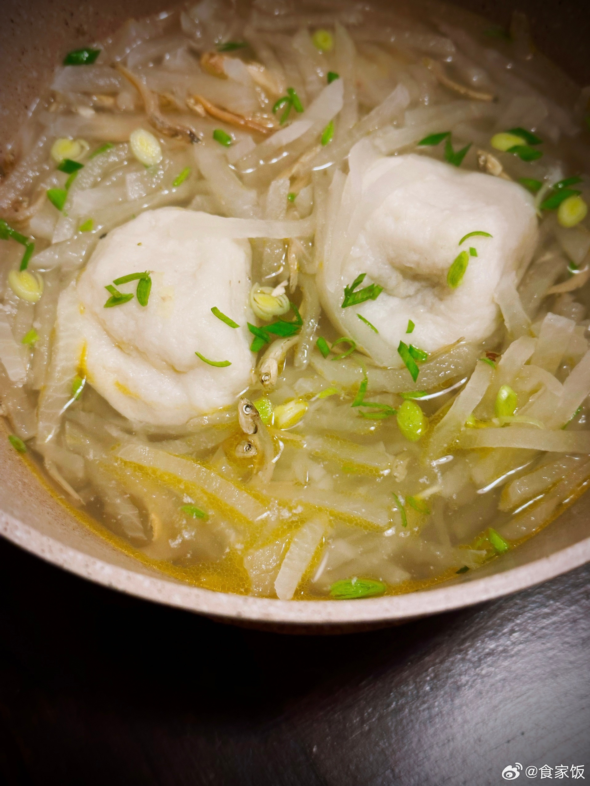 今年做蟹粉包子的师傅不干了，就吃不到好吃的蟹粉包子啦。手工的东西就是这样，师傅退