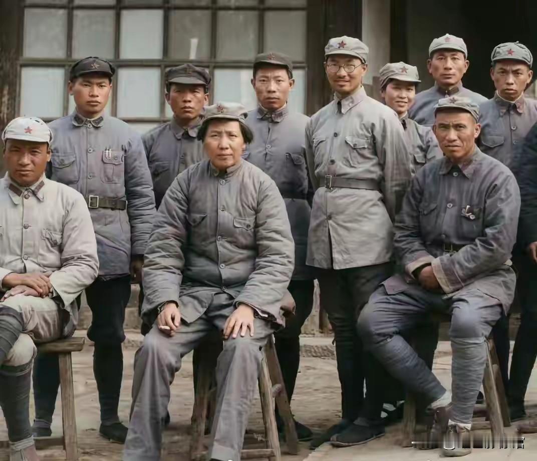 延安时期珍贵上色修复合影，毛主席居中端坐，朱德、任弼时伴于两侧，一众中央领导人整