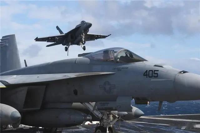 “杜鲁门”航母连环事故曝光，护航舰击落友机，3架“大黄蜂”沉海捞不回

12月4