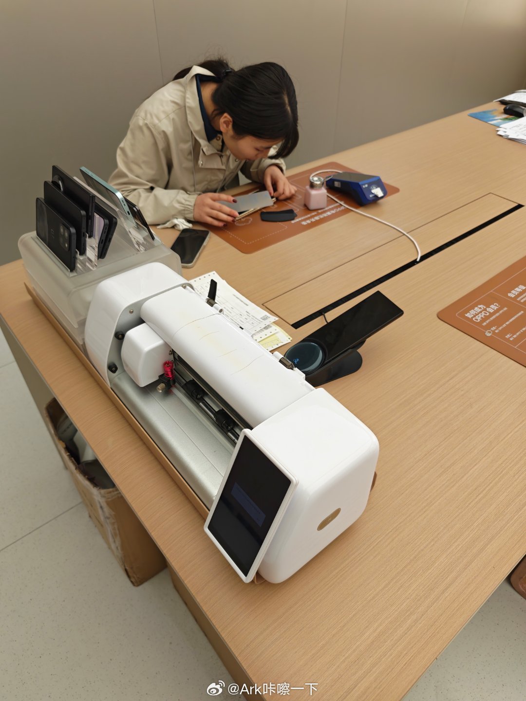 来OPPO体验店给我的荣耀Magic V6贴个外屏的膜，只要你是OPPO会员，就