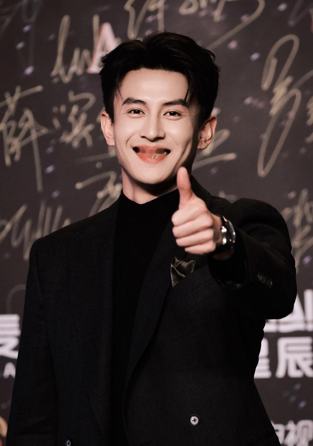 刘萧旭 别从手机里看我了刘萧旭红毯撩粉封神了！一句 “别从手机里看我了” 直接点