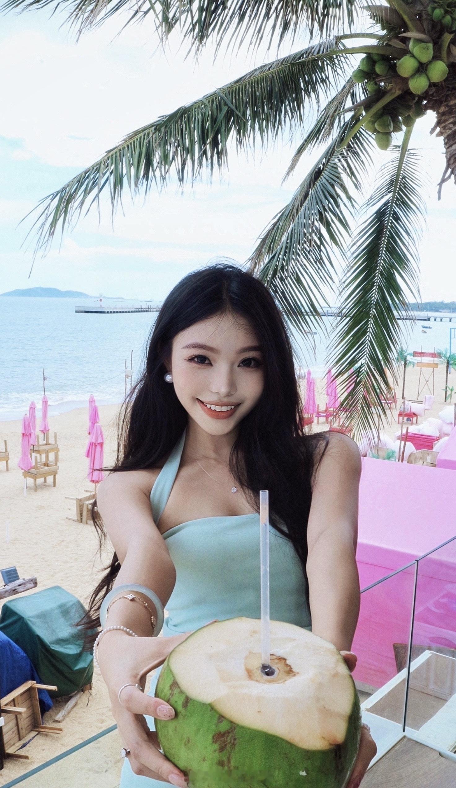 背着我踩沙滩的你🐠🌴 ​​​