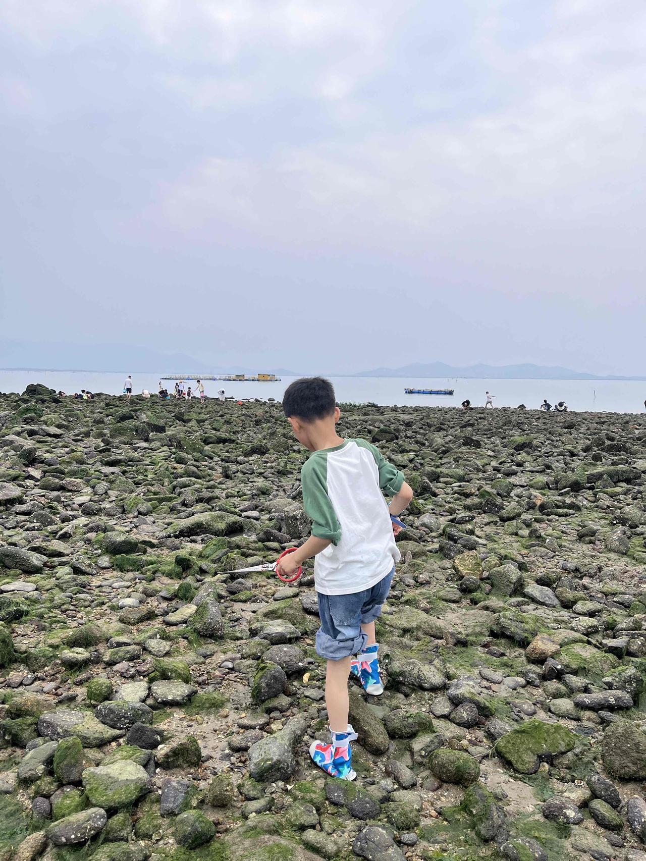 养一个爱妈妈的男孩，请对他常说这五句话

1. “妈妈很爱你，就算你调皮，也不会
