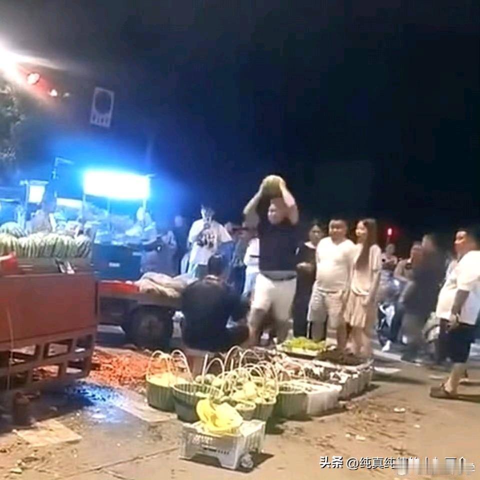 7月28日晚间浙江宁波北仑夜市。摊贩孟某宇摆摊售卖西瓜，顾客范某明挑选西瓜时，因