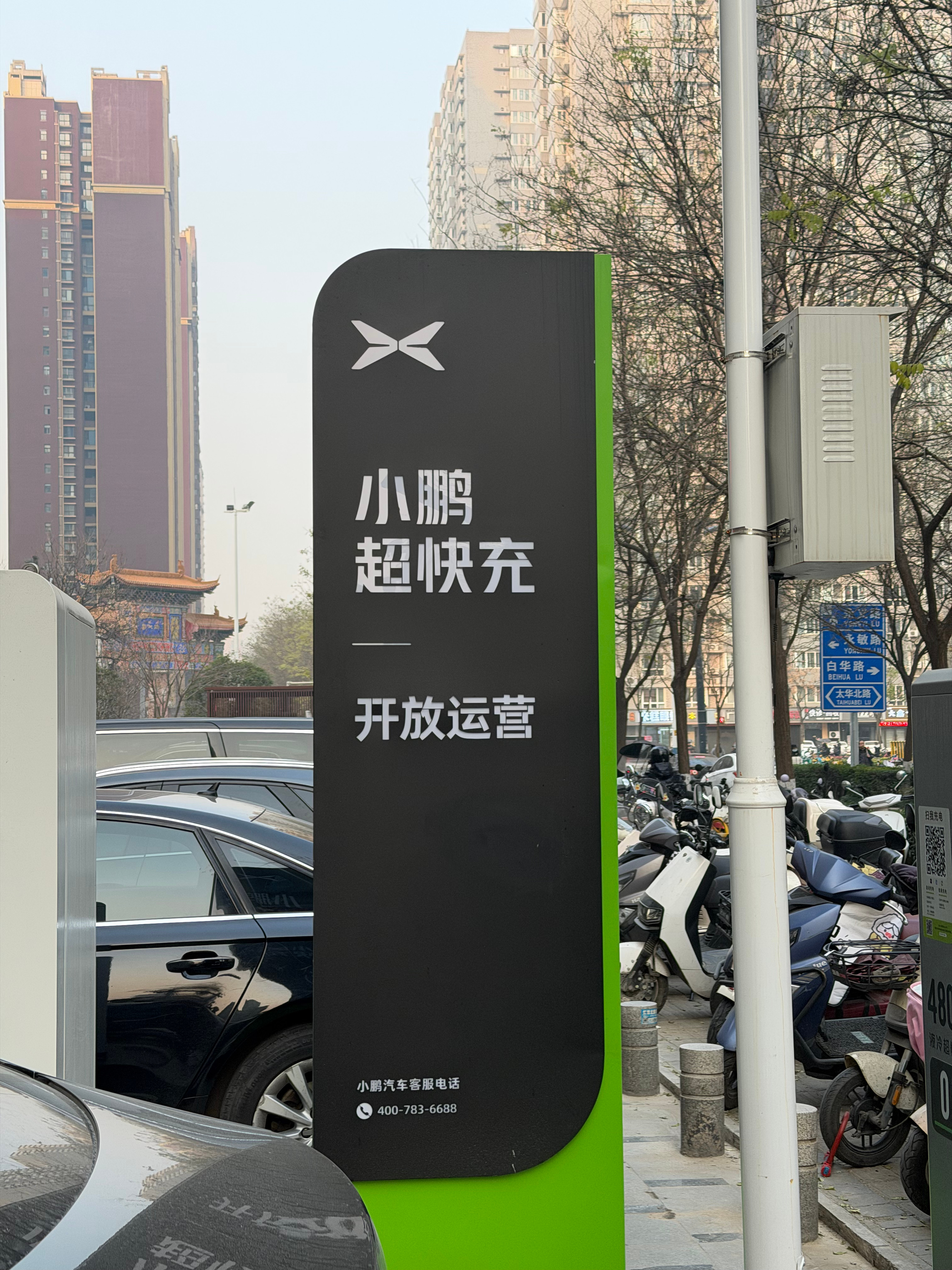 小区的一个门口被小鹏超快充占领了，小鹏超快充向所有新能源车辆开放运营，格局打开了