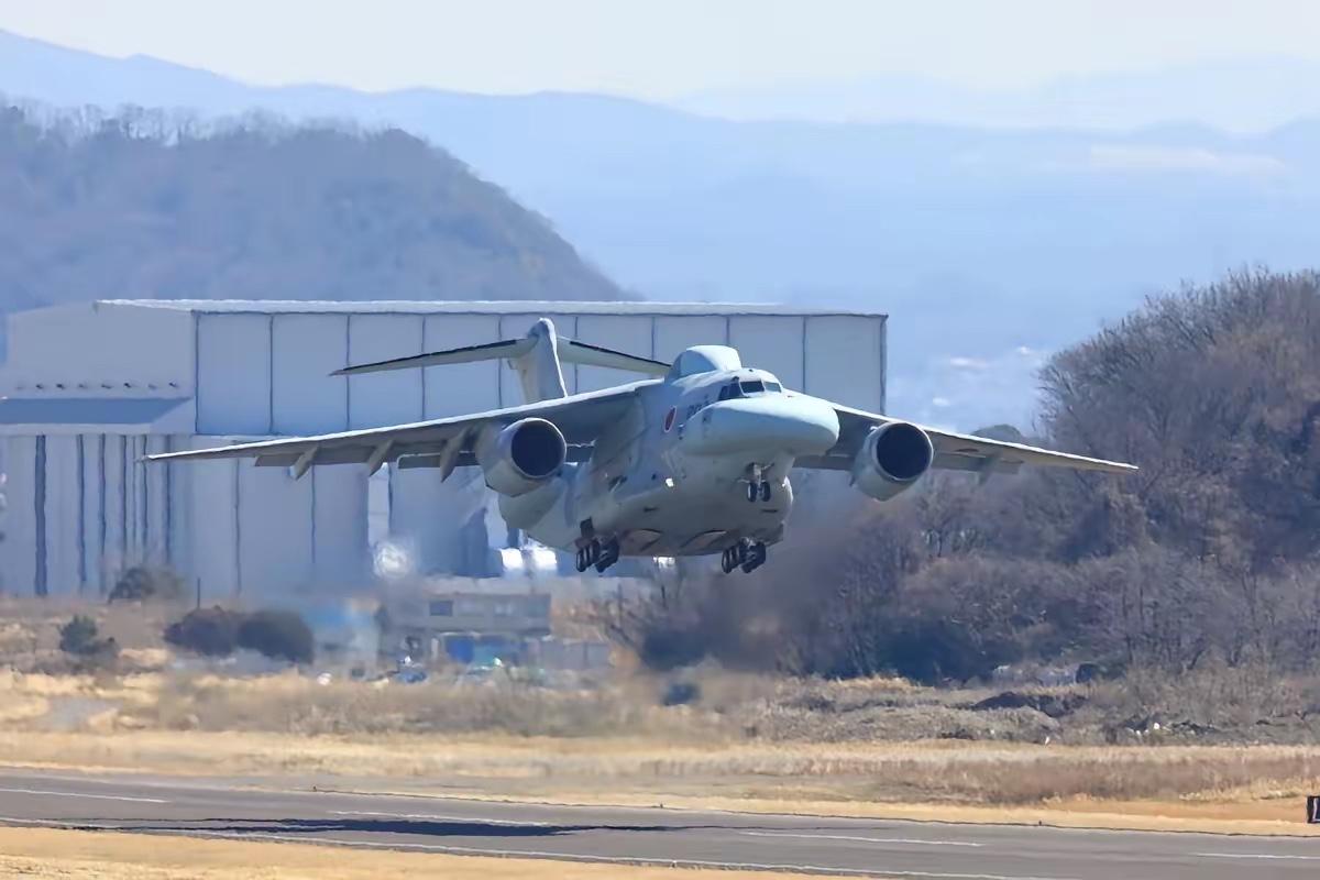 史上最丑电子干扰机首飞，日本要用它对付中国，香肠嘴里有啥？

你看这飞机，是不是