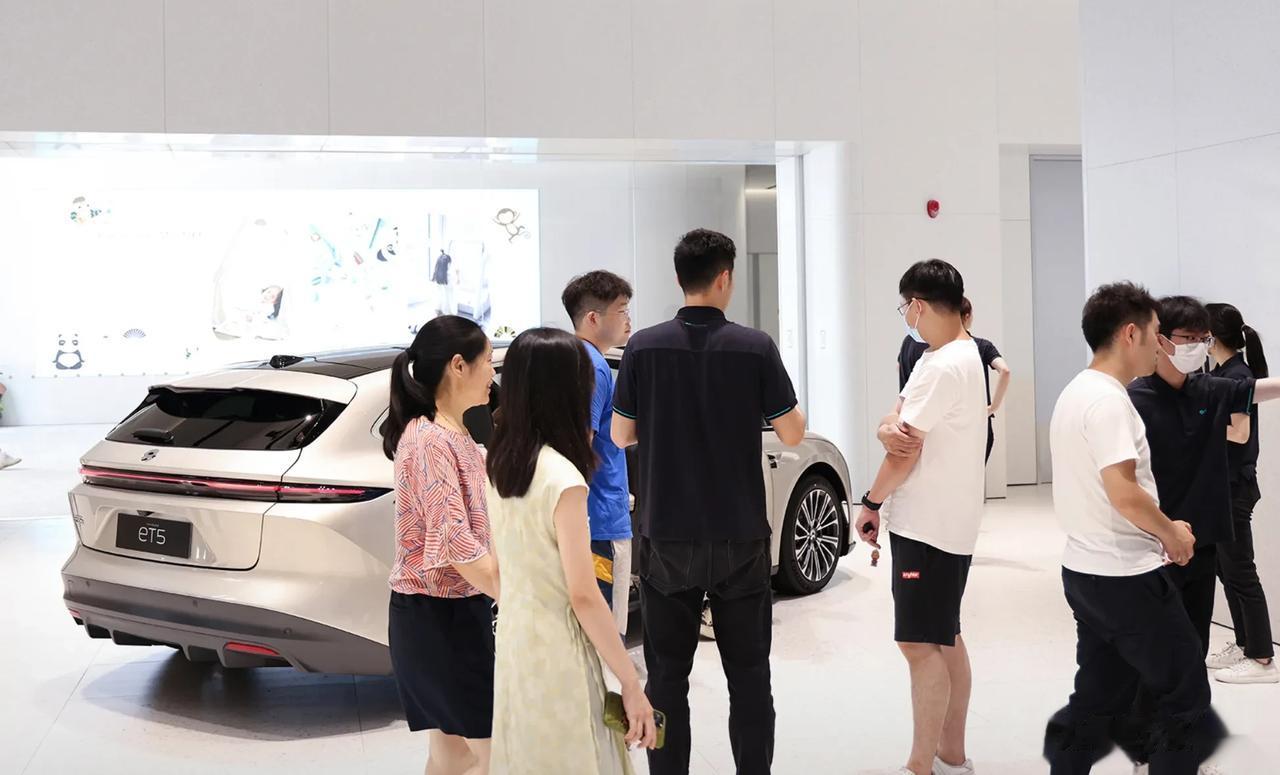 ET5 旅行版，蔚来的 Model Y？

今天去蔚来门店体验蔚来前两天发布的E