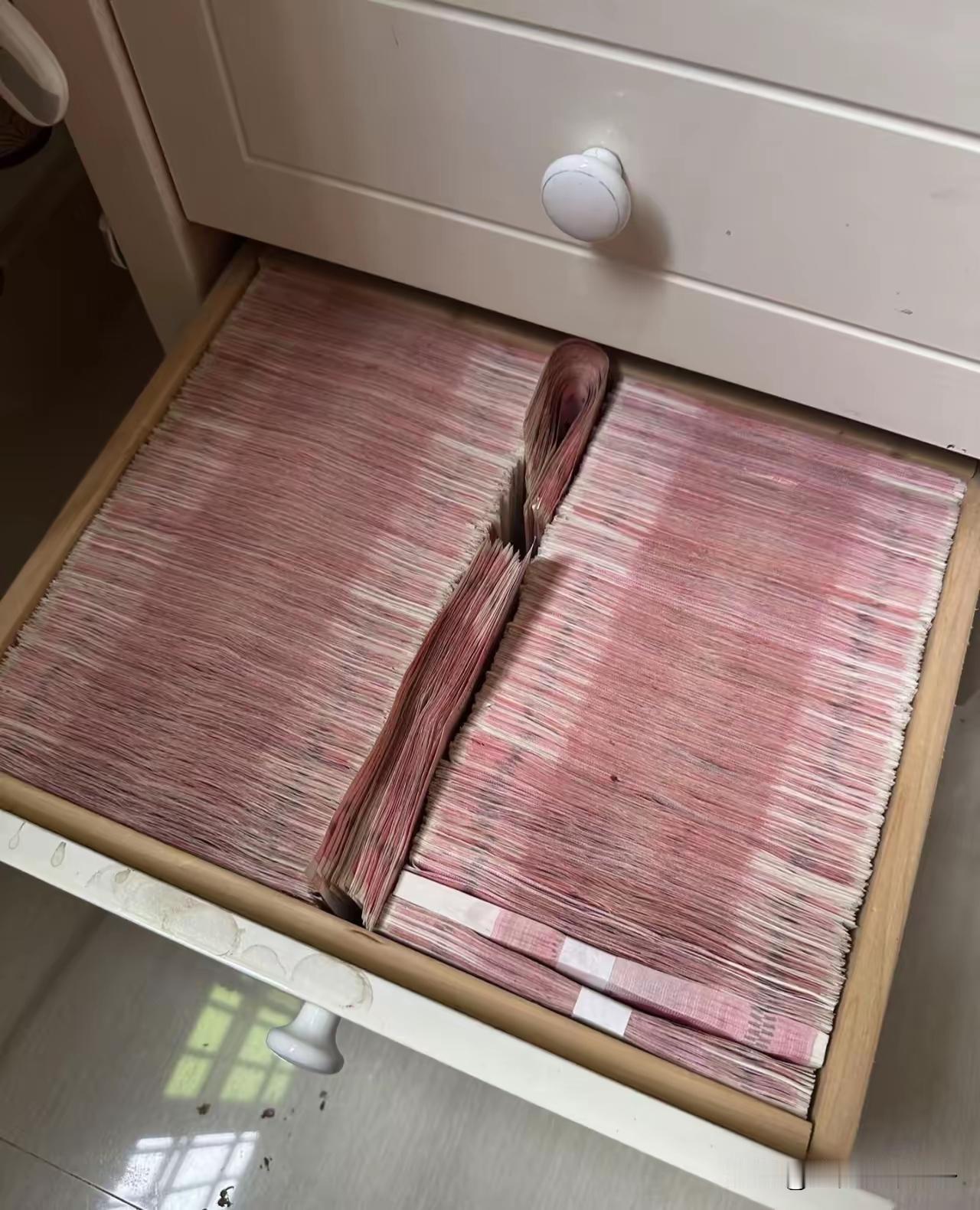 太惨了！！
 
还有2个多月就要过年了，老公问我过年要花的钱存好了吗？
我说没有