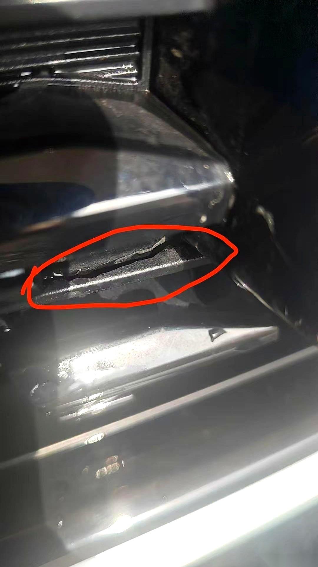 4S店的单子拍在台面上，白纸黑字：2000块。
师傅手在油抹布上蹭了蹭，看我一眼