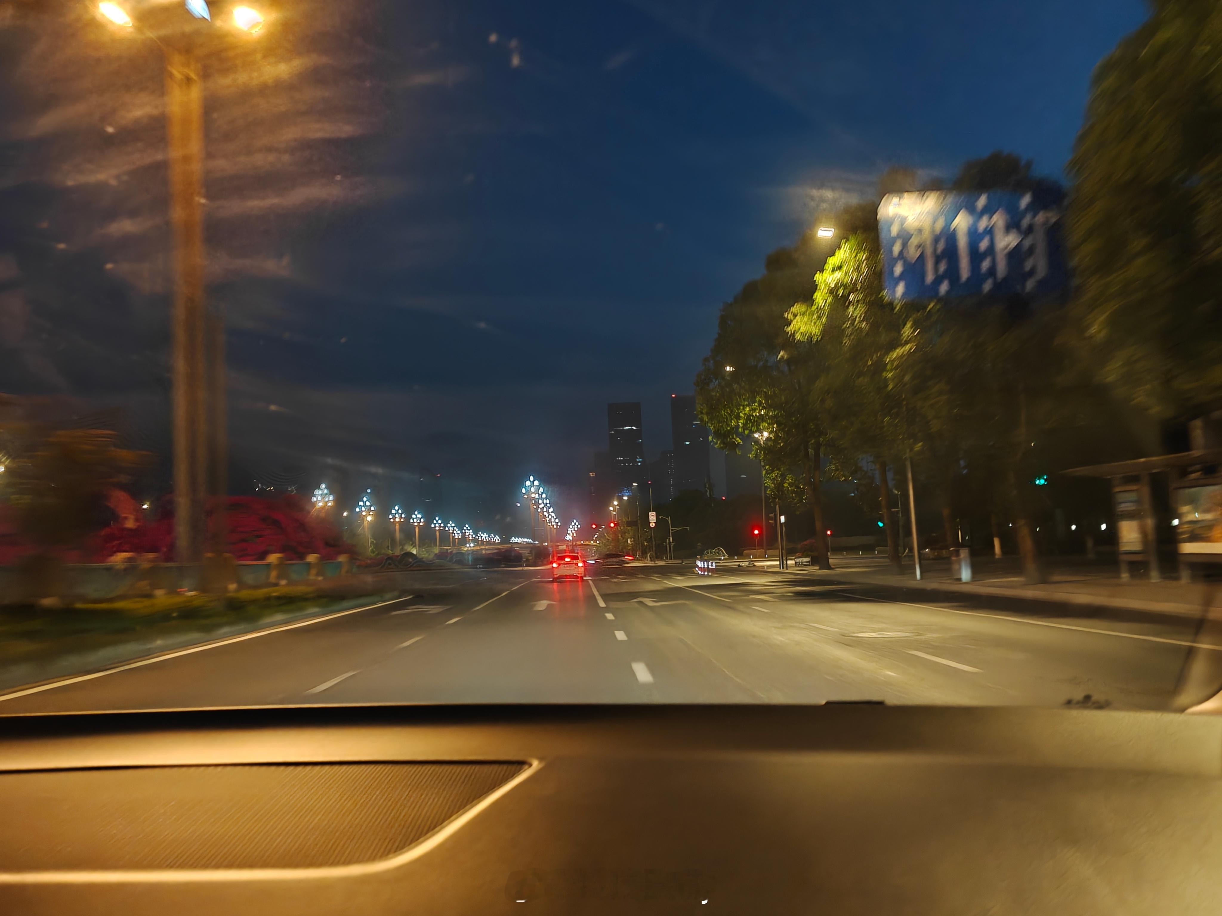 早，早起赶飞机。 ​​​